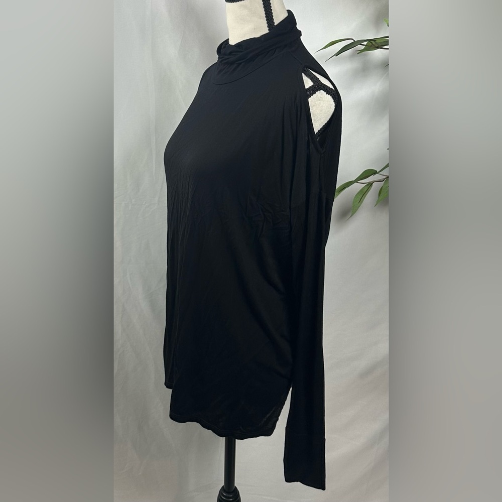 Feel The Piece Black Top - Picture 3 of 10